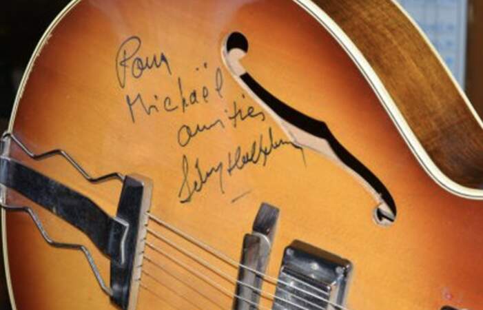 Cette guitare signée par la main de Johnny Hallyday a été vendue pour  3 100 euros