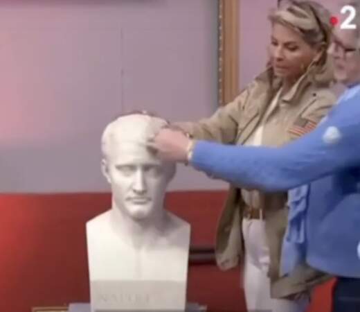 Un buste de Napoléon estimé à 4000 euros a été vendu aussi à Caroline Margeridon qui a monté les enchères jusqu'à 21 000 euros