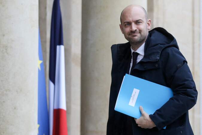 Jean-Noël Barrot, le Ministre délégué chargé de la transition numérique et des télécommunications percevrait  environ 10 000 euros par mois.
