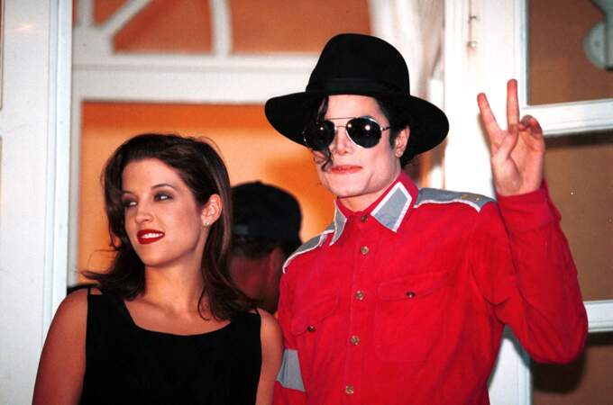 Moins d'un mois après son divorce, Lisa Marie Presley a épousé Michael Jackson.