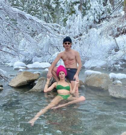 Tallulah Willis en maillot de bain dans une rivière glacée