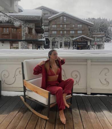 Carla Ginola en pyjama à la montagne