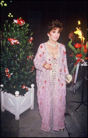 En 1986, l'actrice remporte la caméra de la Berlinale au Festival de Berlin pour sa carrière. Elle avait 59 ans.