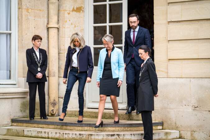 Brigitte Macron en jean skinny et escarpins en 2022