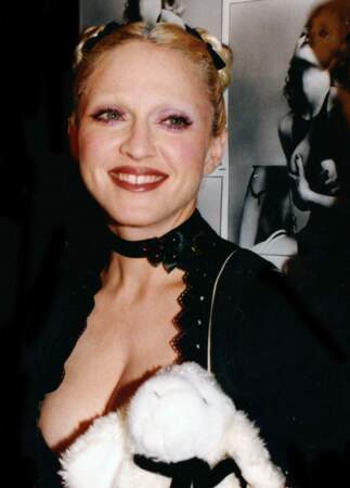 En 1992, elle fait la Une de l'actualité à cause de ses diverses provocations sexuelles. La star de 34 ans obtient aussi son premier Grammy Award.