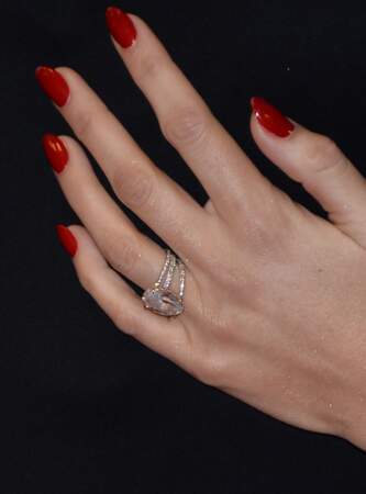 La bague de fiançailles offerte par Ryan Reynolds à Blake Lively est un bijou 7 carats à 2,5 millions de dollars avec un incroyable diamant ovale et un anneau complètement serti