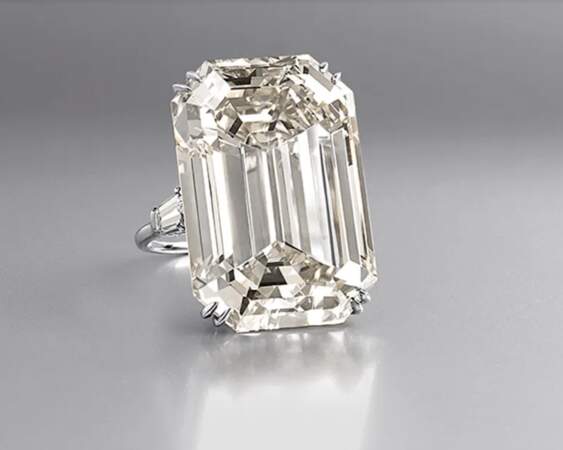 La bague de fiançailles de Jackie Kennedy est dotée d'un diamant taille marquise de 40,42 carats nommé Lesotho III. Le bijou a été revendu en 1996 pour 2,6 millions de dollars.