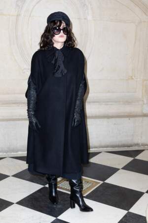 Isabelle Adjani en cape noire au défilé haute couture Dior