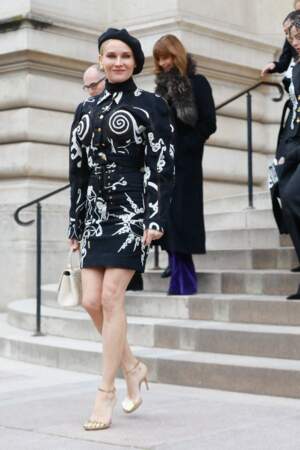 Diane Kruger en ensemble veste et jupe avec escarpins sculptés au défilé haute couture Schiaparelli