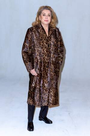 Catherine Deneuve en manteau léopard au défilé Ami