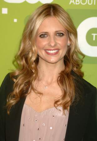 En 2011, l'actrice de 34 ans joue dans la série La Force du destin et prête sa voix à Phyllis	dans la saison 8 de American Dad!