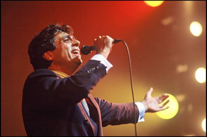 En 1989 Enrico Macias sort la chanson emblématique : Le vent du Sud. Le chanteur est âgé de 51 ans.