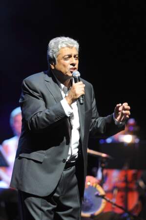 Enrico Macias fête ses 50 ans de carrière à l'Olympia à Paris en 2012. 