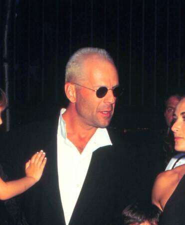 L'acteur continue à s'imposer comme une tête d'affiche du cinéma d'action. Mais il s'essaie aussi à la science-fiction grâce, entre autres, au film Armageddon (1998). Bruce Willis est âgé de 43 ans. 