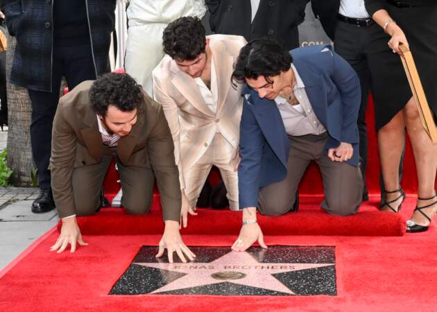 Kevin Jonas, Nick Jonas et Joe Jonas prennent la pose sur leur étoile du Walk of fame