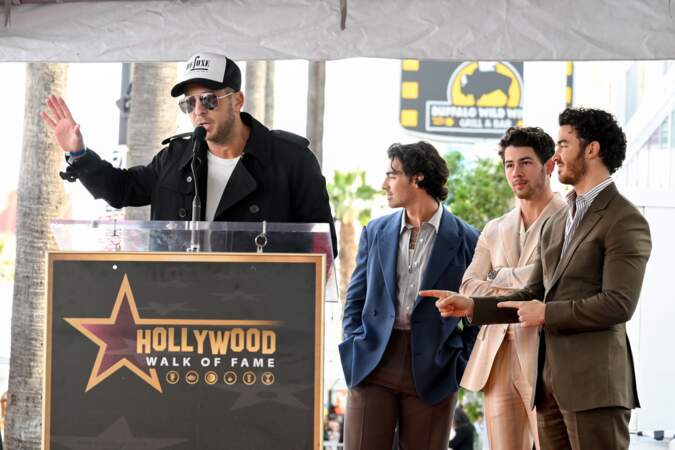 Ryan Tedder, le leader du groupe OneRepublic fait un discours devant Joe Jonas, Nick Jonas et Kevin Jonas