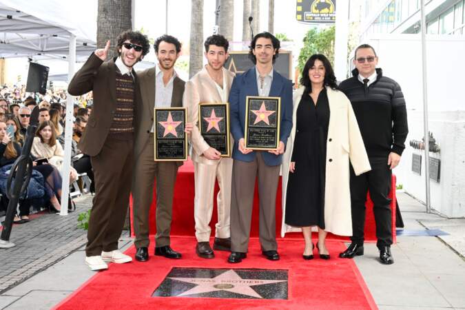 Frankie Jonas, Kevin Jonas, Nick Jonas, Joe Jonas, Denise Jonas et Paul Kevin Jonas Sr. psent fièrement devant leur étoile