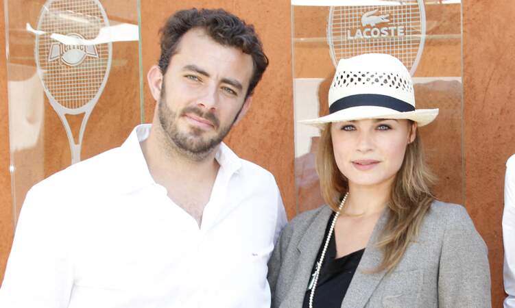 Mélanie Maudran, interprète de Claire Estrella, est mariée à l'ancien sportif Thierry Ascione. 