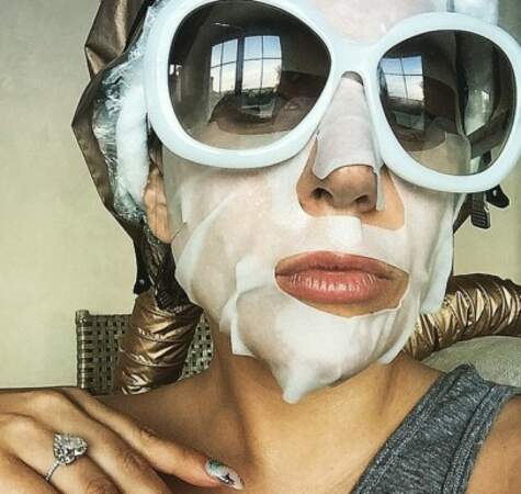  Lady Gaga essaye les masques en tissu 