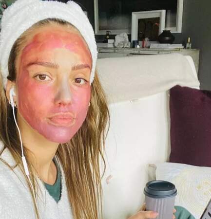 Jessica Alba pose avec un masque beauté sur le visage 
