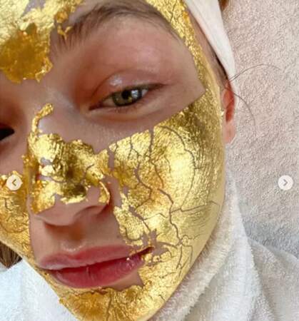 Gigi Hadid ose le masque beauté en or 