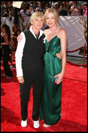 Portia de Rossi a admis avoir éprouvé des sentiments très vite pour Ellen DeGeneres. 
Mais elle a dû les cacher pendant plus de trois ans.