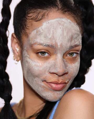 Rihanna prend soin de sa peau avec un masque 