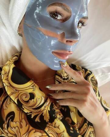 Victoria Beckham prend soin de sa peau avec un masque beauté 