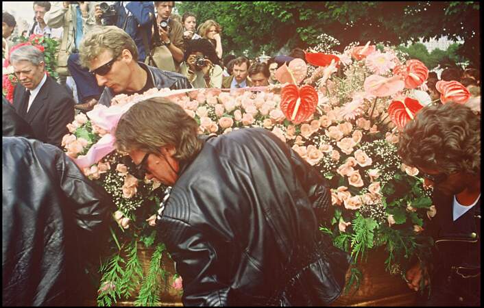 Le 19 juin 1986, Coluche quitte Cannes pour rentrer à Opio sur une moto, accompagné de deux de ses amis. Sur la départementale 3, les trois motards s'apprêtent à croiser un semi-remorque benne venant en sens inverse. Les deux autres motards ont le temps de freiner, mais Coluche, qui ne porte pas de casque, ne peut éviter la collision, il est tué sur le coup.