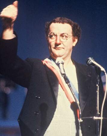 Le 30 octobre 1980, Coluche organise une conférence de presse où il annonce son intention de se présenter à l'élection présidentielle de 1981. En 1981 il à 37 ans.