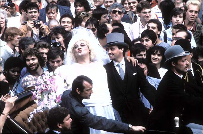 Coluche organise un gigantesque canular le 25 septembre 1985, relayé par les médias français, le mariage de Coluche et de Thierry Le Luron, « pour le meilleur et pour le rire », parodiant le très coûteux et médiatique mariage d'Yves Mourousi.
