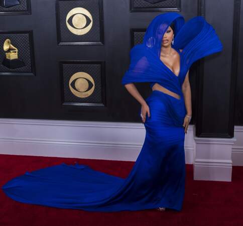 Cardi B ne passe pas inaperçue avec sa robe bleu