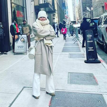 Pour braver le froid de New-York, Geri Halliwell a également dégainé le gros manteau d'hiver, l'écharpe et le bonnet, tous dans les tons neutres.