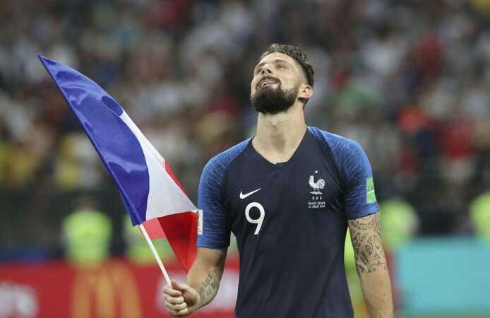 Il gagne la coupe du monde avec l'équipe de France en 2018. Il a 32 ans