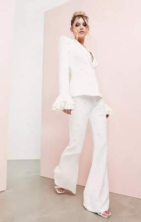 Ensemble de costume blanc à perles Asos, 109,99 euros (veste) et 75,99 euros (pantalon)