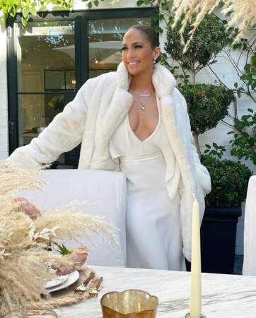 Jenifer Lopez, sublime en robe crème et manteau assorti