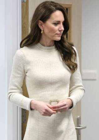 Kate Middleton en robe crème ceinturée à la taille