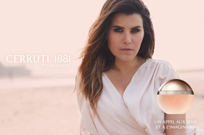 En 2022 Karine Ferri (40 ans) pose pour la campagne publicitaire du nouveau parfum Cerruti 1881.
