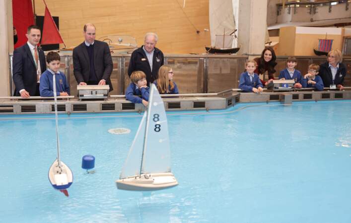 Par la suite, le duc et la duchesse ont regardé les élèves d'une école locale participer à une course de maquettes de bateaux avant de quitter le musée. 