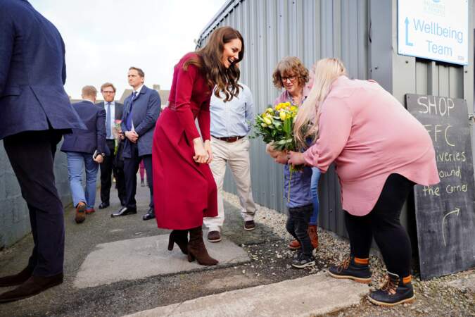 À la sortie, Kate Middleton a de nouveau été accueillie à bras ouverts par les habitants.
