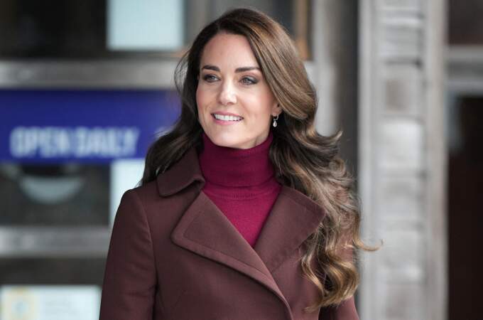 Kate Middleton a encore fait sensation avec son look : elle portait un manteau Hobbs marron.