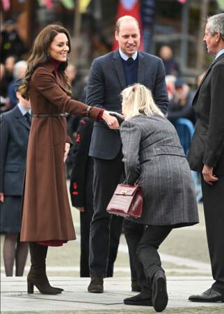 Kate Middleton a véritablement été accueillie comme une duchesse par cette femme qui lui a fait une révérence.