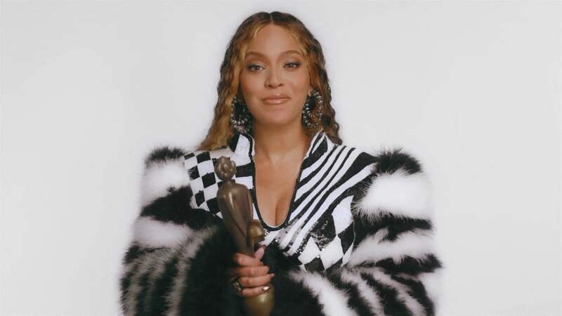 Beyoncé gagne le trophée d'artiste internationale de l'année lors de la cérémonie des BRIT Awards 2023.