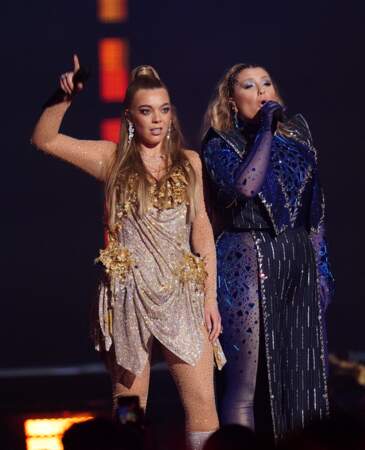 Becky Hill et Ella Henderson sur scène lors de la cérémonie des BRIT Awards 2023.