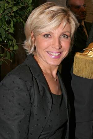 En 2005, la présentatrice météo participe à un gala de charité à Paris. Elle a alors 57 ans.