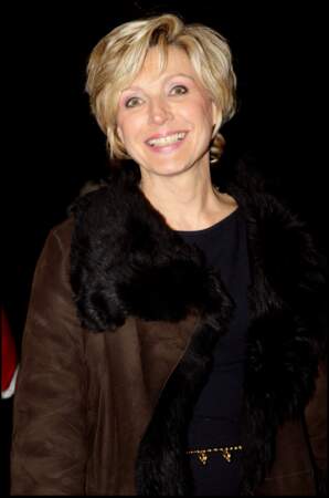 L'année suivante, en 2008, Evelyne Dhéliat (60 ans) présente la météo sur le plateau du journal de 20 heures de Laurence Ferrari.