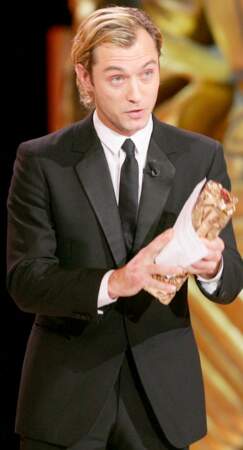 Jude Law décroche le César d'honneur à la 32e cérémonie des César à Paris, en 2007.