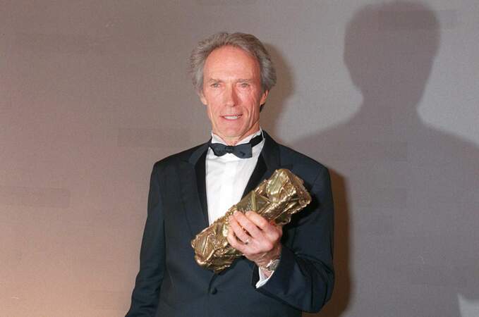 Clint Eastwood reçoit le César d'honneur en 1998, lors de la 23e cérémonie des César.