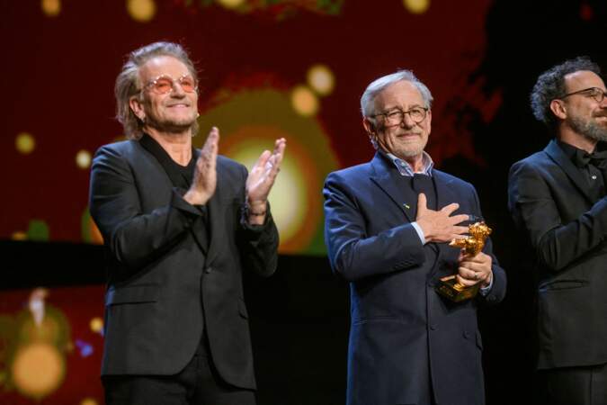 Le chanteur Bono remet à Steven Spielberg un Ours d'Or d'Honneur lors de la 73ème édition du festival international du film de Berlin.
