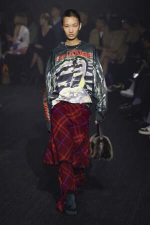 A la Fashion Week de Londres, Burberry a fait défiler une longue jupe en tartan sous laquelle se cachait un pantalon assorti